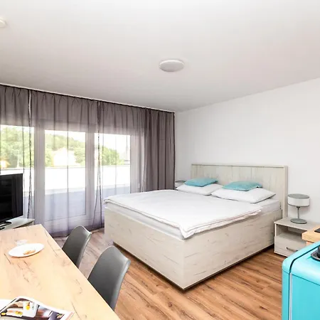 Mit 2 Schlafzimmern Business-apartment 02 2-zimmer Mit Kochgelegenheit Und Parkplatz Apartment Kleinkötz